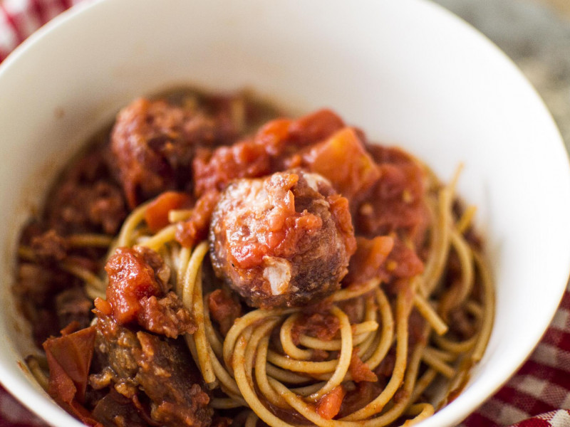 3 tartós alapanyagból főétel: kolbászgombócos spagetti